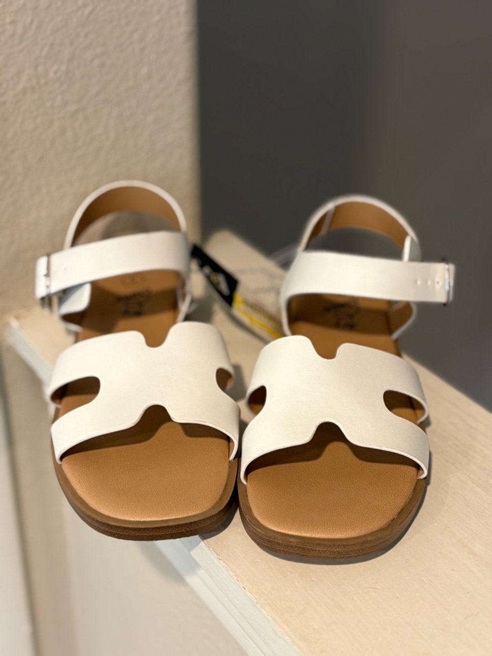 Art Class Girls Mari White Strappy Faux Leather Sandals Size 5 NWT - Picture 3 of 6